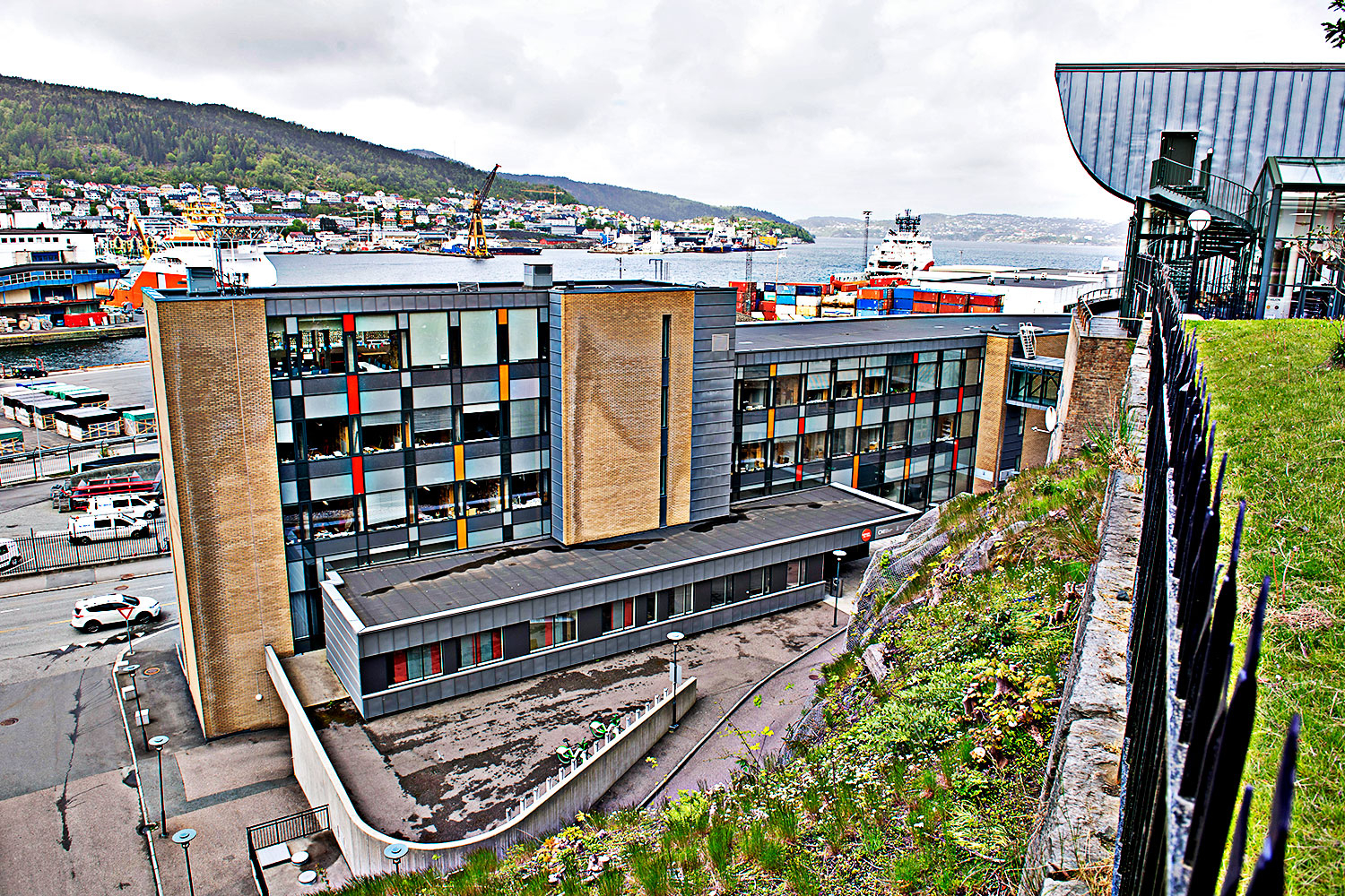 Jussbygget ved Universitetet i Bergen i mai i fjor. Kommunen er bekymret for et utbrudd av koronasmitte blant studentene i byen.