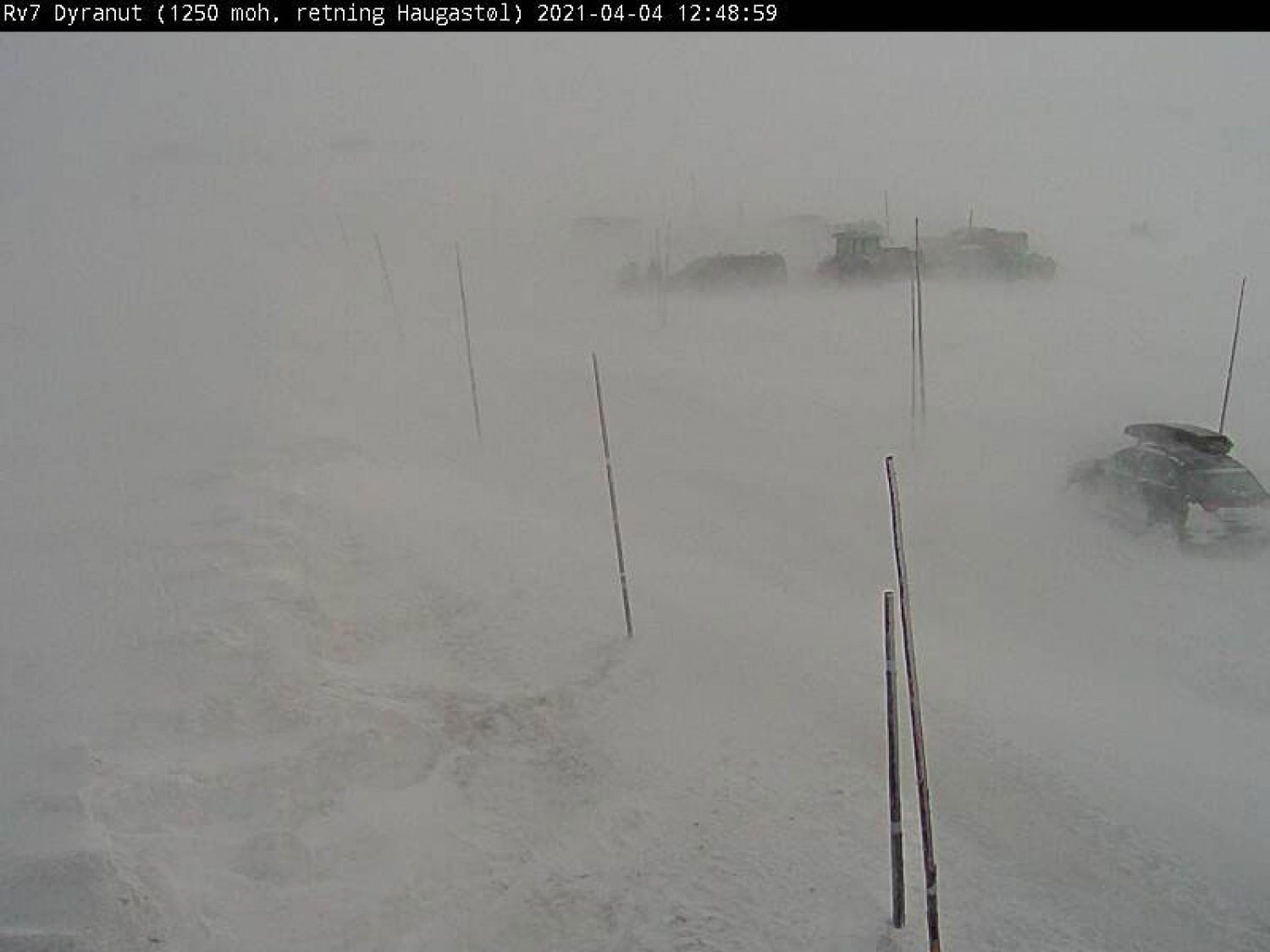Slik så det ut på riksvei 7 over Hardangervidda ved 13-tiden søndag ettermiddag. Strekningen er inntil videre stengt for all trafikk.