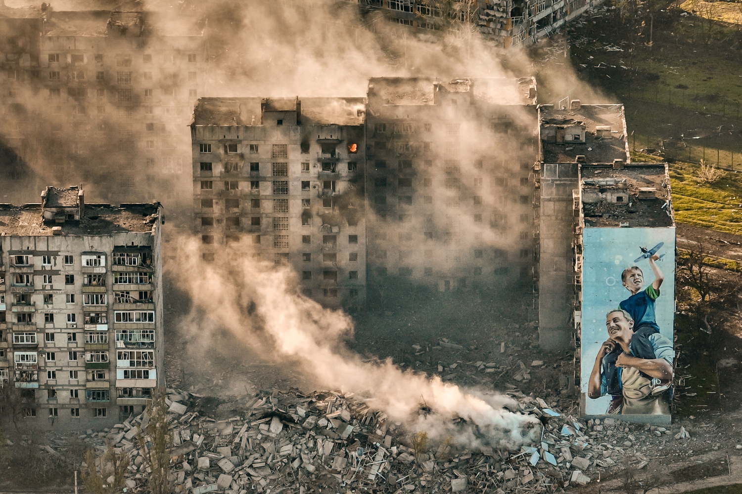 Røyk stiger opp fra de utbombede ruinene i Bakhmut i Donetsk-regionen i april i fjor, et av områdene som har opplevd de hardeste kampene siden den russiske invasjonen for to år siden.