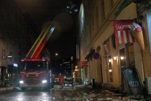 En mann ble lørdag kveld kjørt til legevakt etter å ha fått en isklump i hodet i Dronningens gate i Oslo. På grunn av mildværet raste is og snø ned en rekke steder over hele Østlandet lørdag.