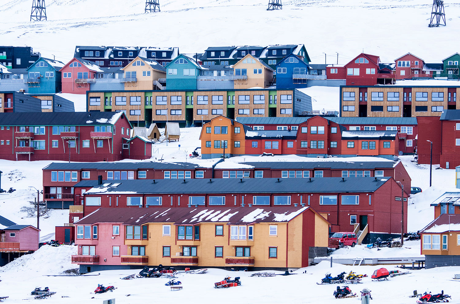 Turistene er på vei tilbake til Svalbard etter pandemien, men Russland reagerer på norsk boikott som følge av krigen i Ukraina. Her fra Longyearbyen.