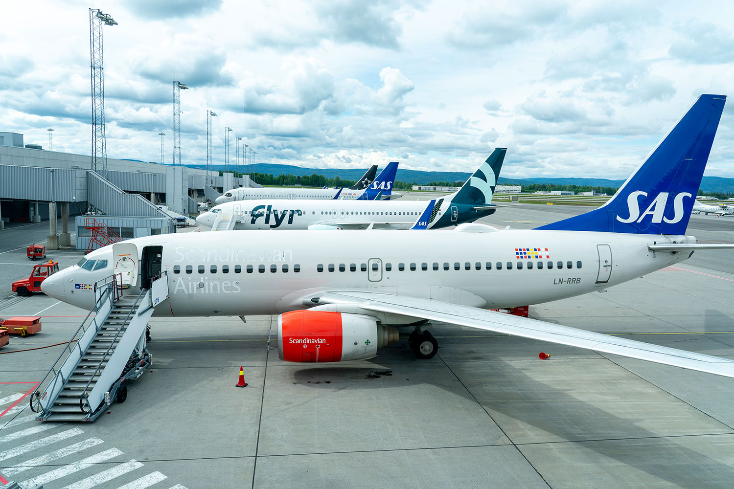 Konflikten mellom flyteknikerne og arbeidsgiverne fører søndag til mange innstilte avganger fra norske flyplasser.