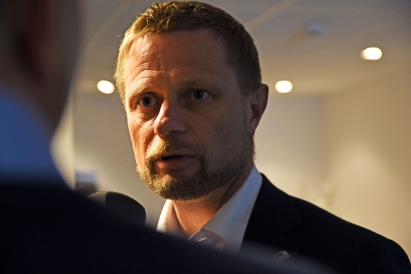 Etter at helseminister Bent Høie (H) reagerte på at predikanter som selger forbønner de hevder kan helbrede sykdom ikke omfattes av reglene for alternativ behandling og ba Helsetilsynet vurdere saken på nytt.