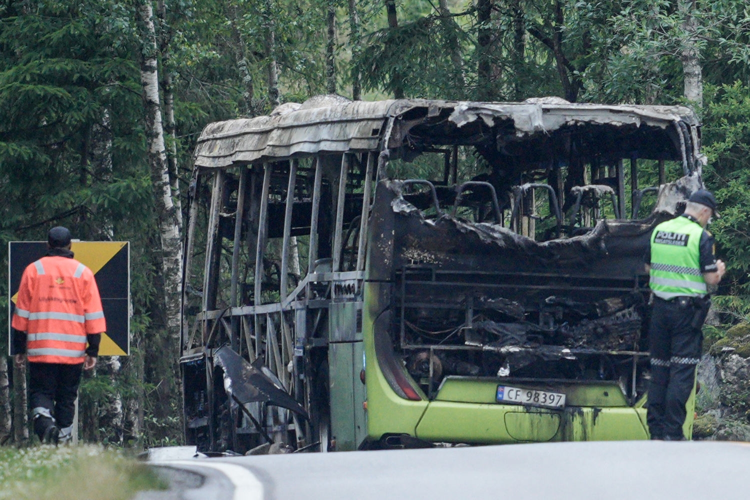 Tre personer ble fraktet til sykehus med alvorlige brannskader etter brann i en rutebuss i Nordre Follo. En av dem døde senere av skadene.