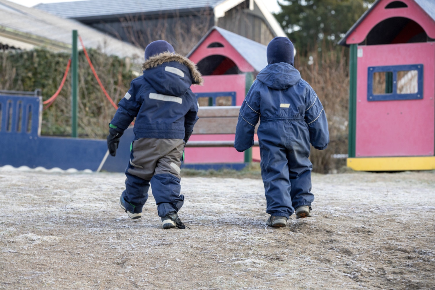 Nå blir det forbudt å røyke på lekeplasser, samt i bil med barn og på idrettsarenaer. Stortinget vedtar lovendringen i dag.
