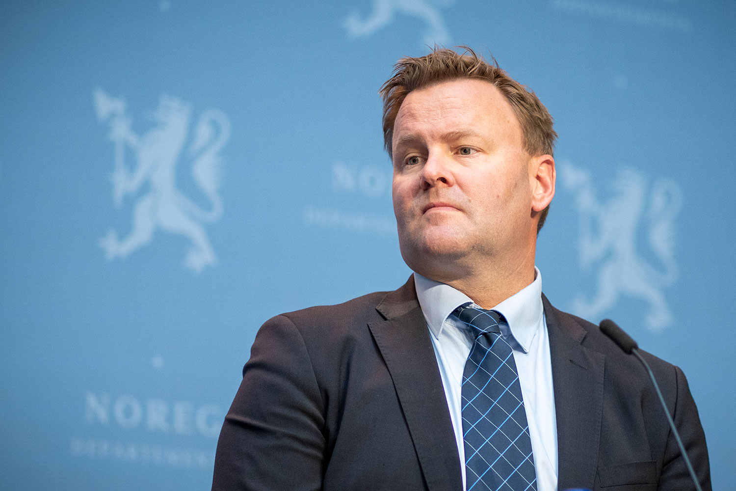 Til tross for at smittesituasjonen trolig var mye verre i vår, sier assisterende helsedirektør Espen Rostrup Nakstad samtidig at situasjonen i Norge kan være mer dramatisk enn vi tror.