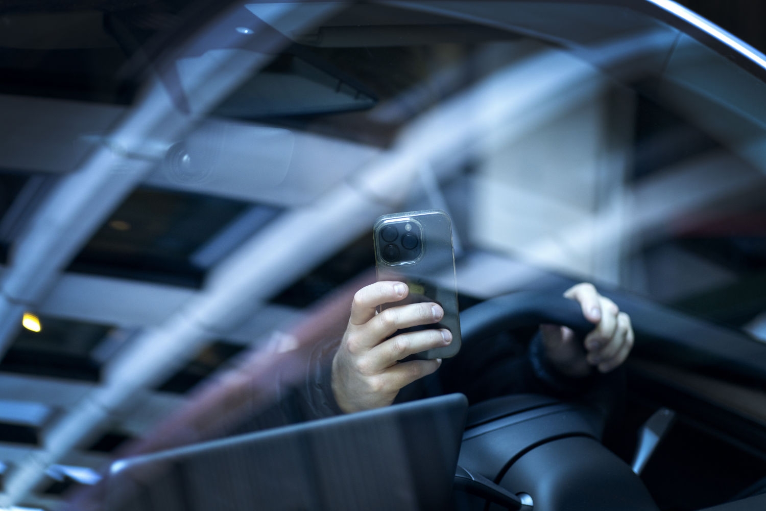 Etter nyttår kan det koste deg over 14.000 kroner å bruke mobil mens du kjører bil.