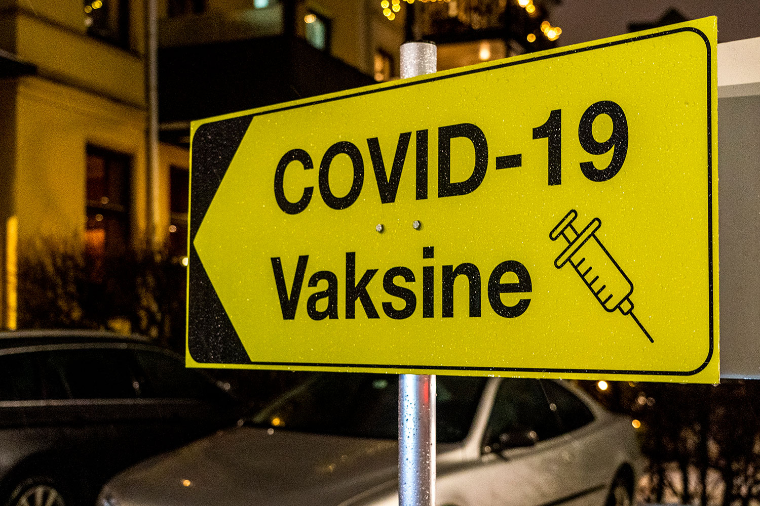 Det er ikke sikkert det er nok med tre doser koronavaksine, sier helsedirektør Bjørn Guldvog.