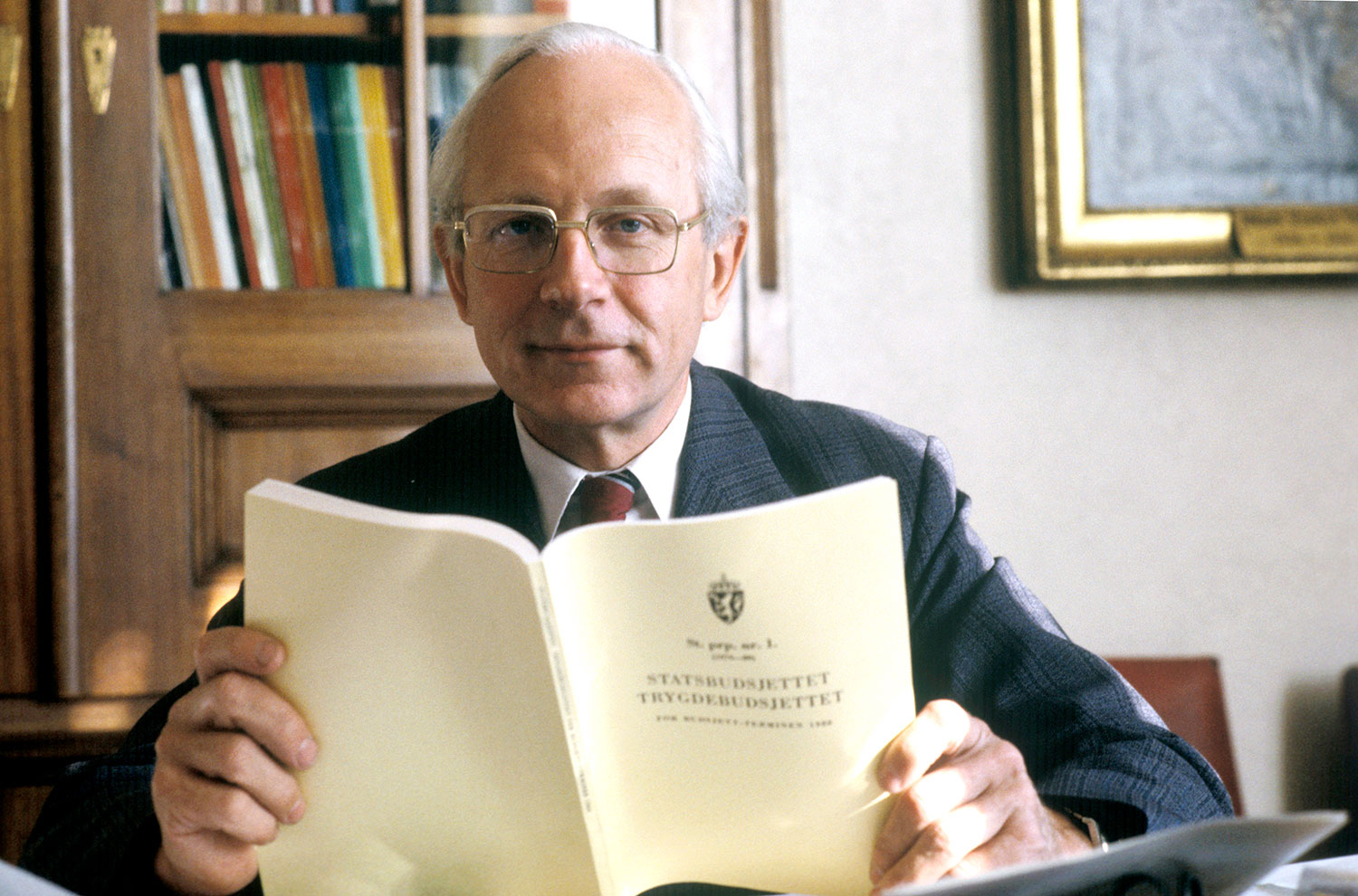 Finansminister Per Kleppe (Ap) den 5. oktober 1979 med statsbudsjettet i hendene.