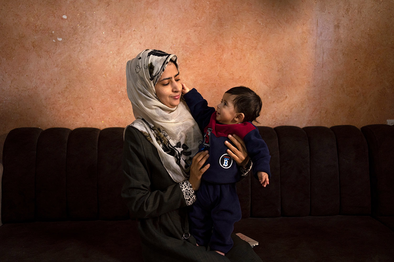Amal al-Taweel leker med gutten sin som ble født den dagen krigen startet i Gaza. Ali har aldri opplevd annet enn krig og mangel på babymat, elendige boforhold og bombeangrep.
