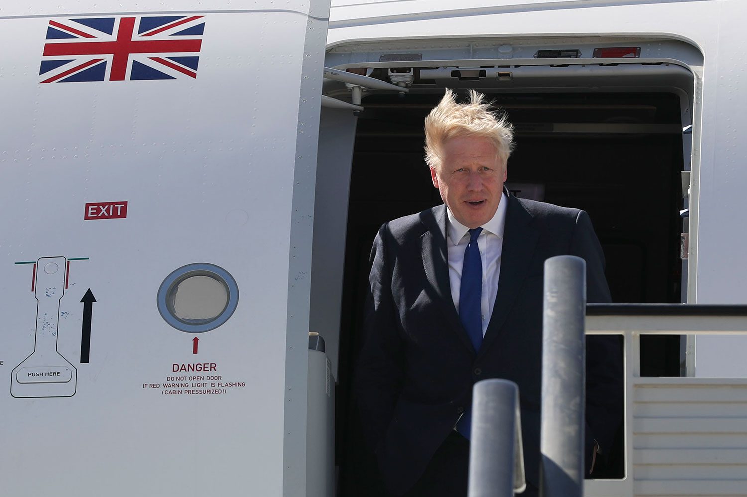 Storbritannias statsminister Boris Johnson tror det blir vanskelige samtaler med Tyrkia om å godta Sverige og Finland som nye medlemsland i Nato. Her er Johnson på vei til Nato-toppmøtet i Madrid.
