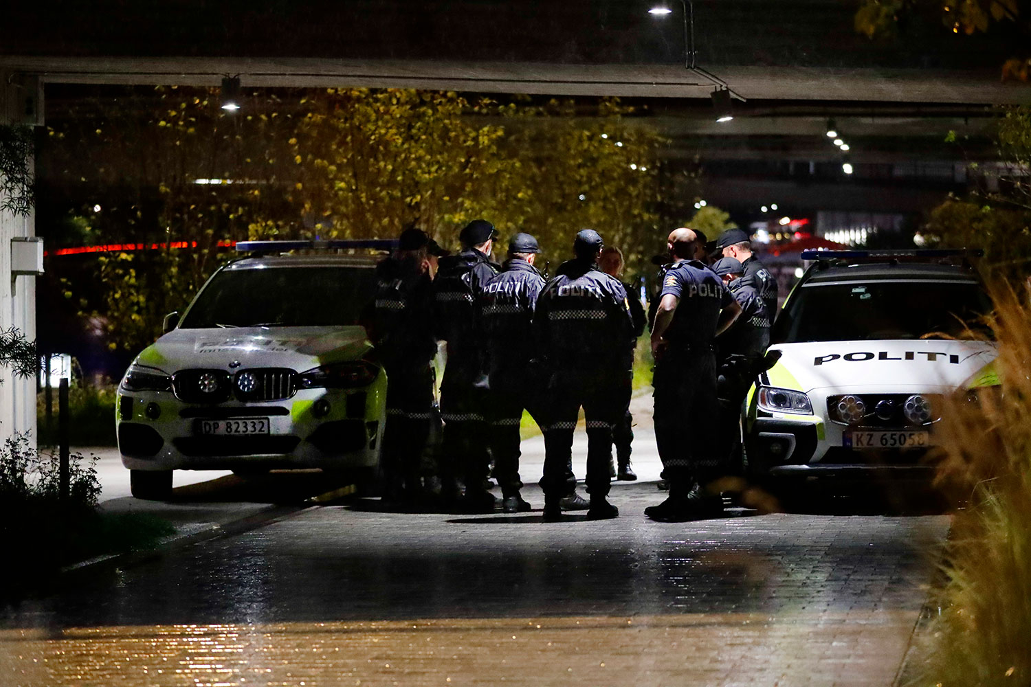 En ung gutt er knivstukket på Kadettangen og er kjørt til sykehus, politiet er på stedet og søker etter mistenkte.
