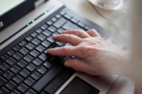 Pensjonister får i dag informasjon om pensjonsutbetaling kun digitalt, men nå er det trolig flertall på Stortinget for at de som ønsker, kan få utbetaling tilsendt på papir.