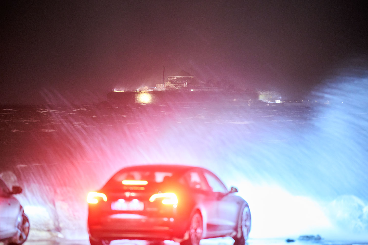 Det var full storm i Trondheim søndag kveld. Bildet er fra Munkholmen, sett fra Pirsenteret. Vannet fra Trondheimsfjorden piskes opp og inn på land over de skuelystne.