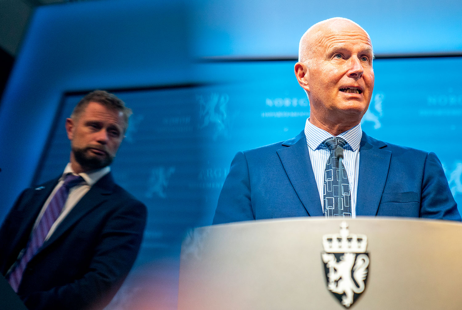 – FHI har vurdert at det er mest sannsynlig at vi vil få mindre enn 500 innleggelser blant barn på grunn av covid-19 i løpet av vinteren, sier helsedirektør Bjørn Guldvog. Her sammen med helseminister Bent Høie.