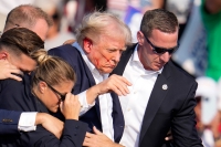 Donald Trump ble fraktet ned fra scenen og ut i en bilkortesje etter skytingen.
