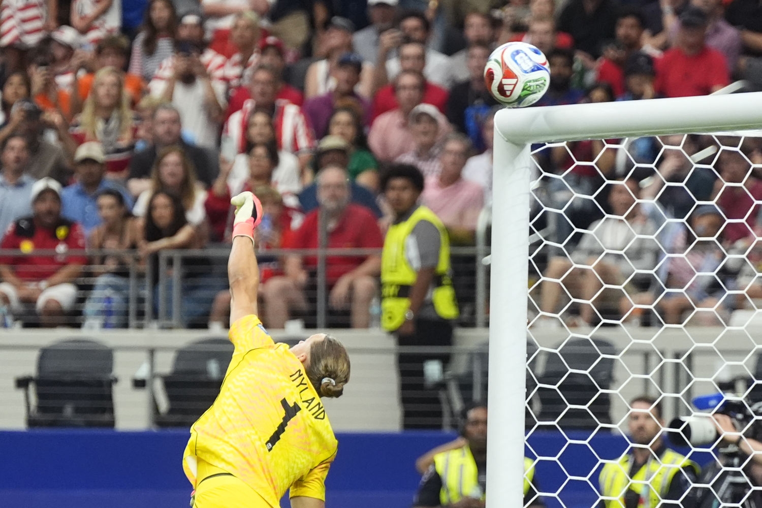 Ørjan Nyland slår Amad Diallos frispark utenfor krysset på overtid i Norges 2-1-seier over Elfenbenskysten.