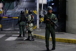 Soldater holder vakt utenfor presidentpalasset i Caracas i Venezuela nstt til lørdag lokal tid.
