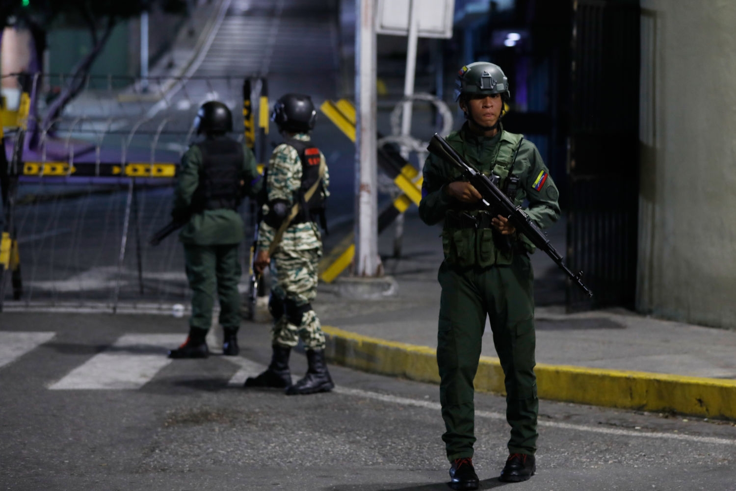 Soldater holder vakt utenfor presidentpalasset i Caracas i Venezuela nstt til lørdag lokal tid.