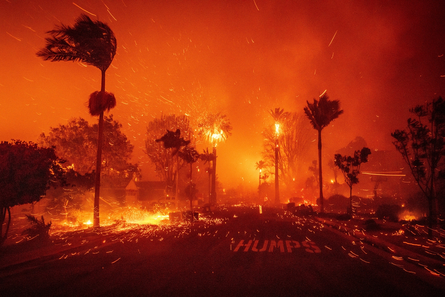 De to hovedbrannene i Los Angeles, Palisades og Eaton, har hver ødelagt 10.000 bygninger, noe som gjør dem til de mest ødeleggende i Los Angeles fylkes historie.