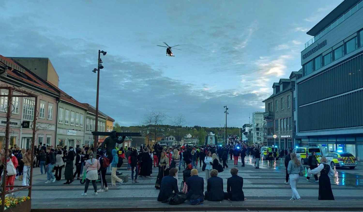Politiet kalte inn helikopter for å roe gemyttene på Stortorvet i Fredrikstad 17. mai.