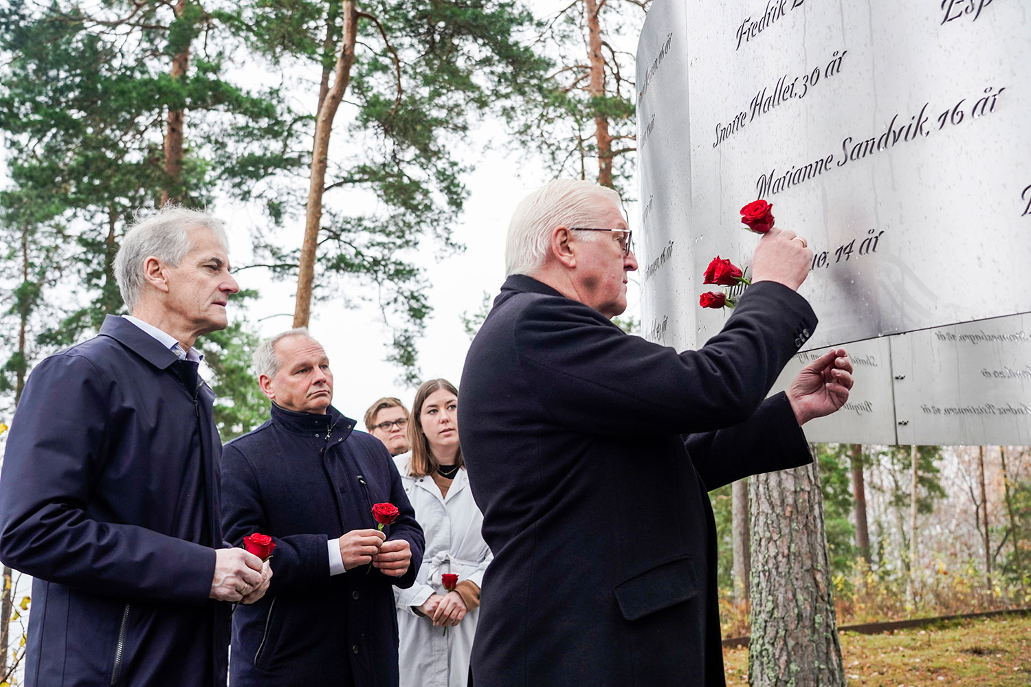 Den tyske forbundspresidenten Frank-Walter Steinmeier la ned roser ved minnesmerket på Utøya da han og statsminister Jonas Gahr Støre besøkte Utøya.