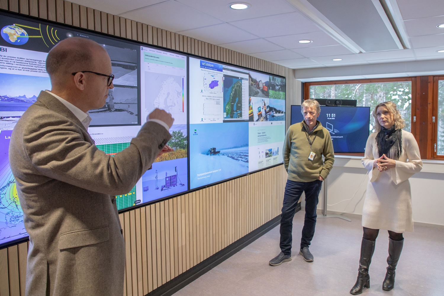 BESØKTE KARTVERKET: Digitaliserings- og forvaltningsminister Karianne Tung besøkte Kartverkets hovedkontor på Hønefoss 16. januar. På kontrollsenteret for geodesi fikk Tung omvisning av fagdirektør Kristian Kihle og kartverkssjef Johnny Welle (til venstre).