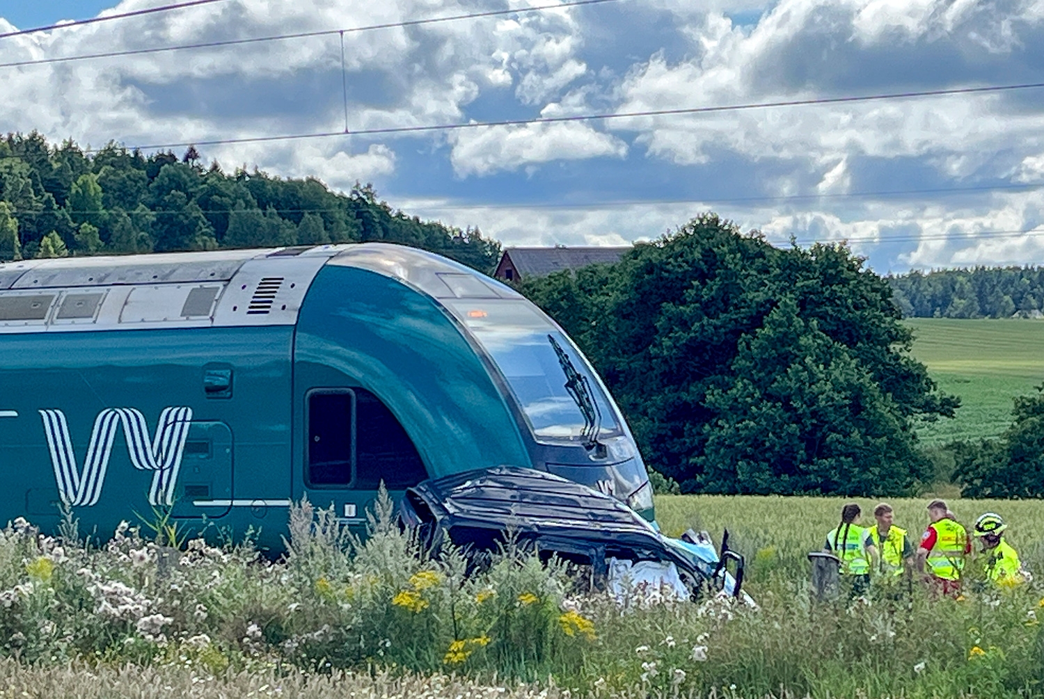 Et tog har kjørt på en personbil ved Skjeberg i Østfold. Nødetatene arbeider på stedet.