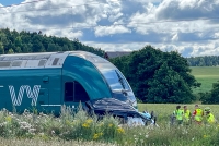 Et tog har kjørt på en personbil ved Skjeberg i Østfold. Nødetatene arbeider på stedet.