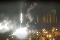 Stillbilder fra et kamera ved Zaporizjzja-kraftverket hvor det oppsto brann da russiske soldater fyrte av artilleriild natt til fredag.