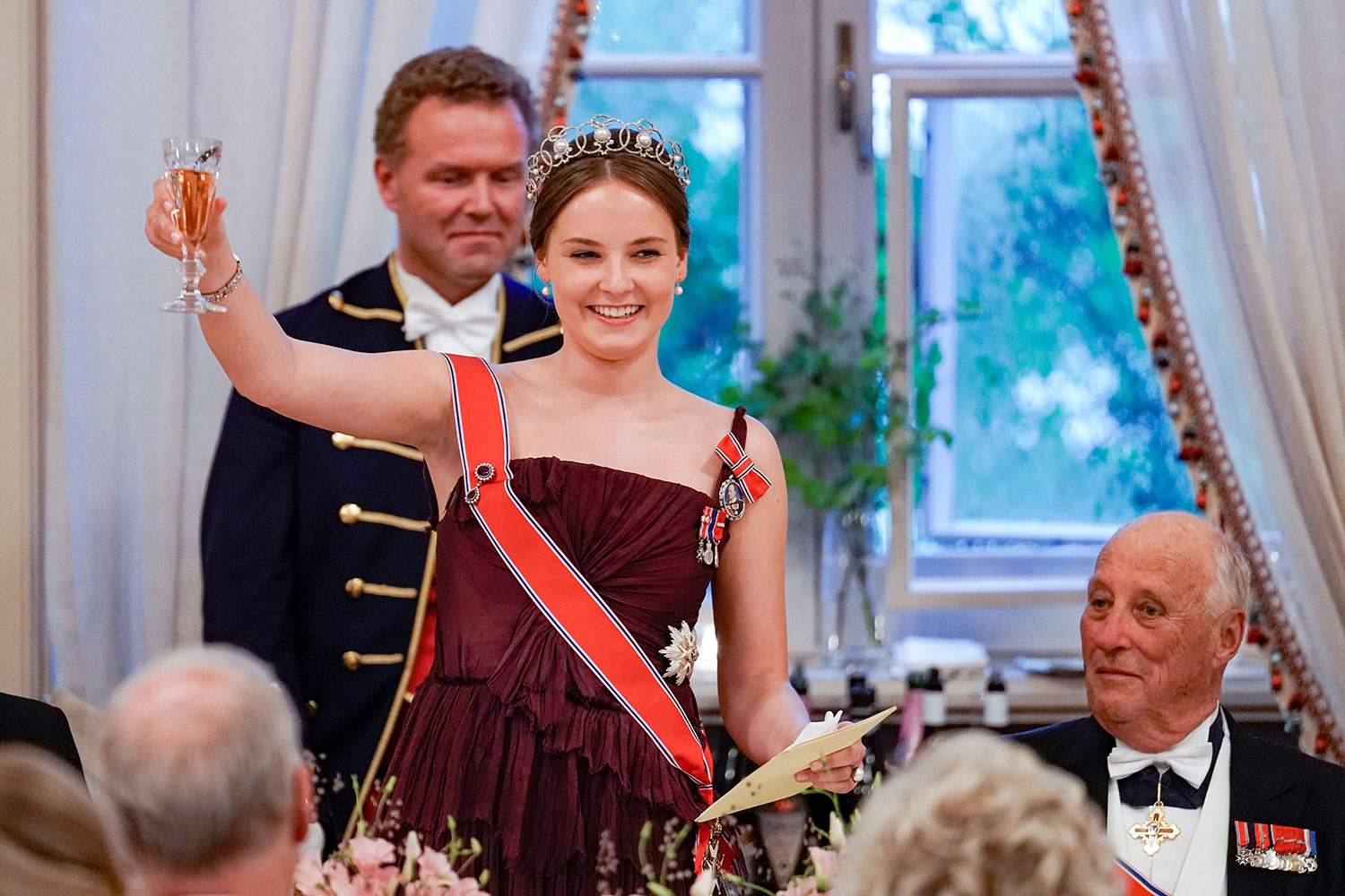Prinsesse Ingrid Alexandra holder tale under gallamiddagen på Slottet i juni. Selve 18-årsdagen var i januar, men på grunn av koronapandemien måtte den store feiringen, blant annet med kongelige fra mange land, vente til sommeren.