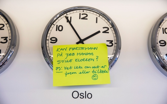 Å skru tiden fram og tilbake en time hvert halvår skaper bry for mange. EU-parlamentet mener det er på tide å skrinlegge ordningen.