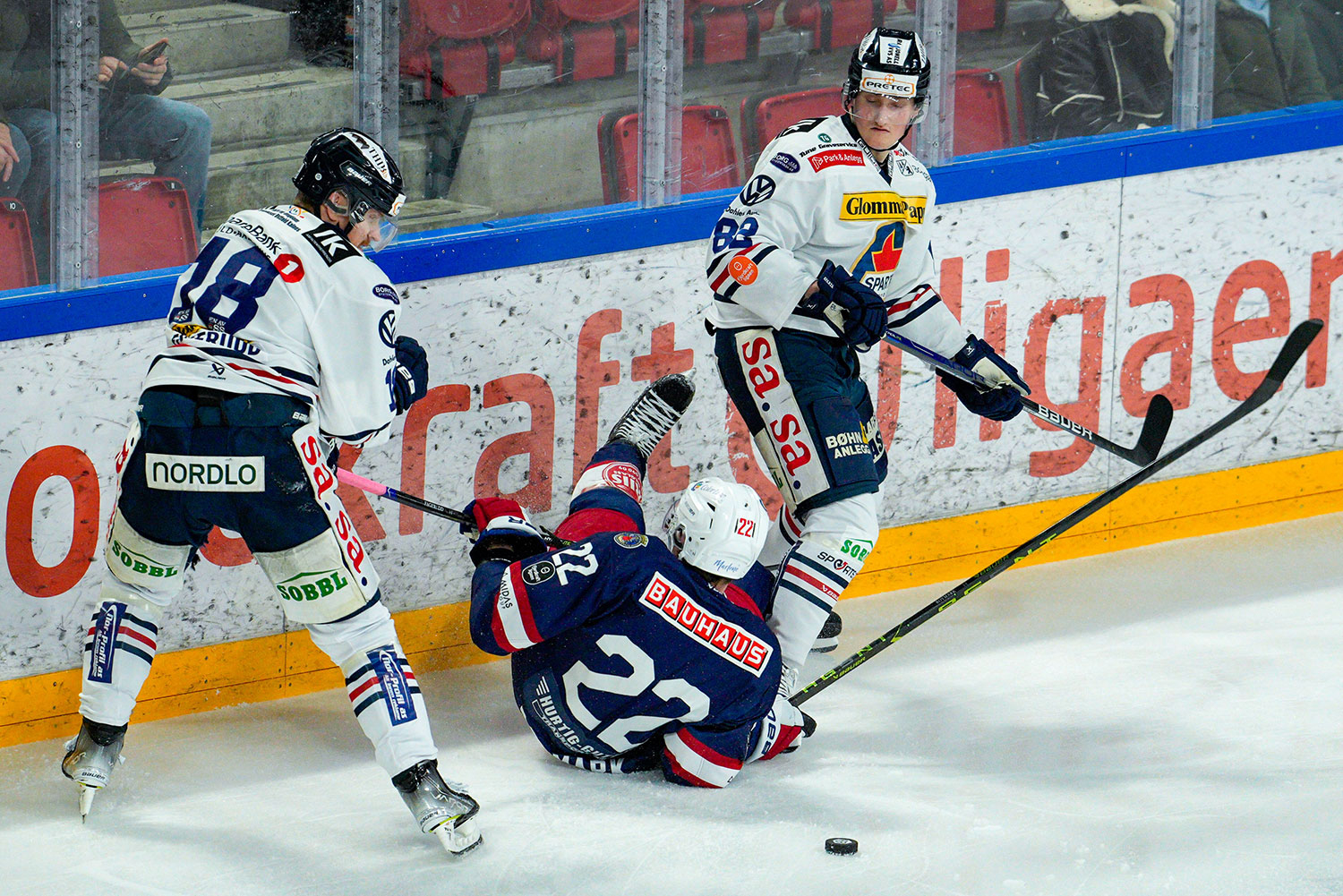 Martin Røymark går over ende mellom Sparta-spillerne Marcus Fagerudd og Paulius Gintautas i torsdagens toppkamp. Senere scoret han Vålerengas vinnermål.