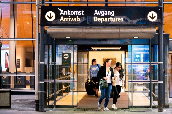 Søsknene Yasin, Taibeh (t.h. på bildet), Ehsan og deres mor Atefa Rezaie Abbasi landet på Værnes torsdag 20. juni. Familien ble hentet av politiet og fraktet ut fra Norge og til Afghanistan 15. juni.