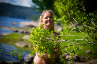 BITT AV BASILLEN: Kristin Aanes har vært naturist siden hun testet nakenbading første gang for 19 år siden. Nå er hun sekretær i Vestviken naturistforening (VVNF) og i Norsk naturistforbund (NNF).