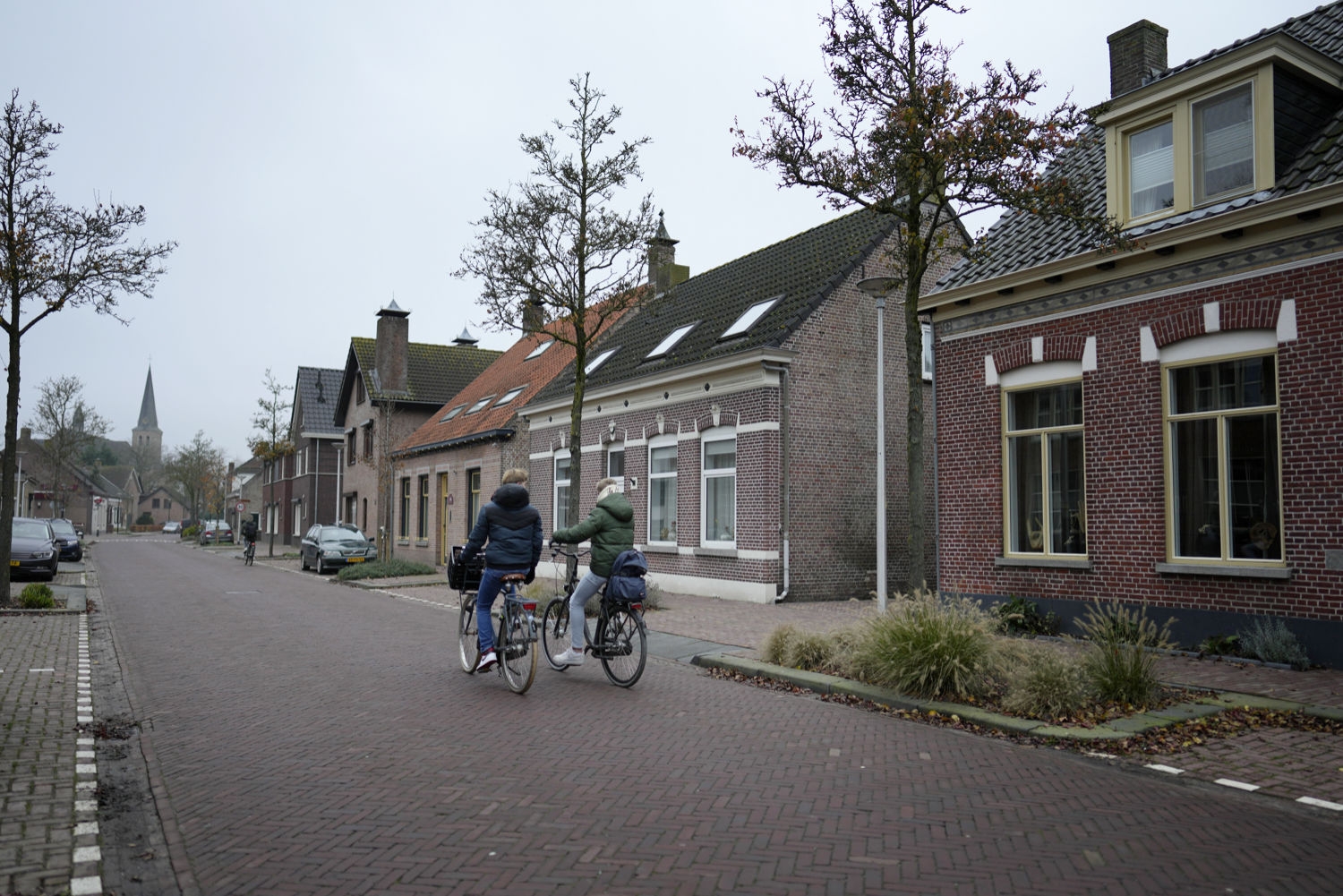 Arkivbilde: To gutter sykler ned en gate i Sprundel i Nederland i 2023. Foto: Virginia Mayo / AP / NTB