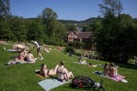 Det er gode muligheter for å sole seg i parken i pinsen i Sør-Norge, skal vi tro meteorologenes spådom.