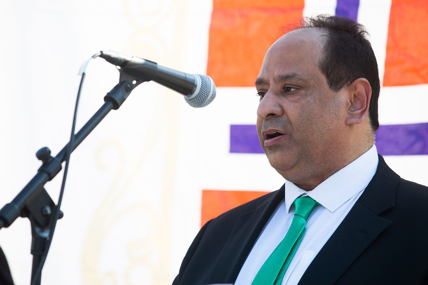 Høyre-politikeren og forretningsmannen Aamir Javed Sheikh er i Pakistan, men oppfordrer likevel alle til å ikke reise utenlands.