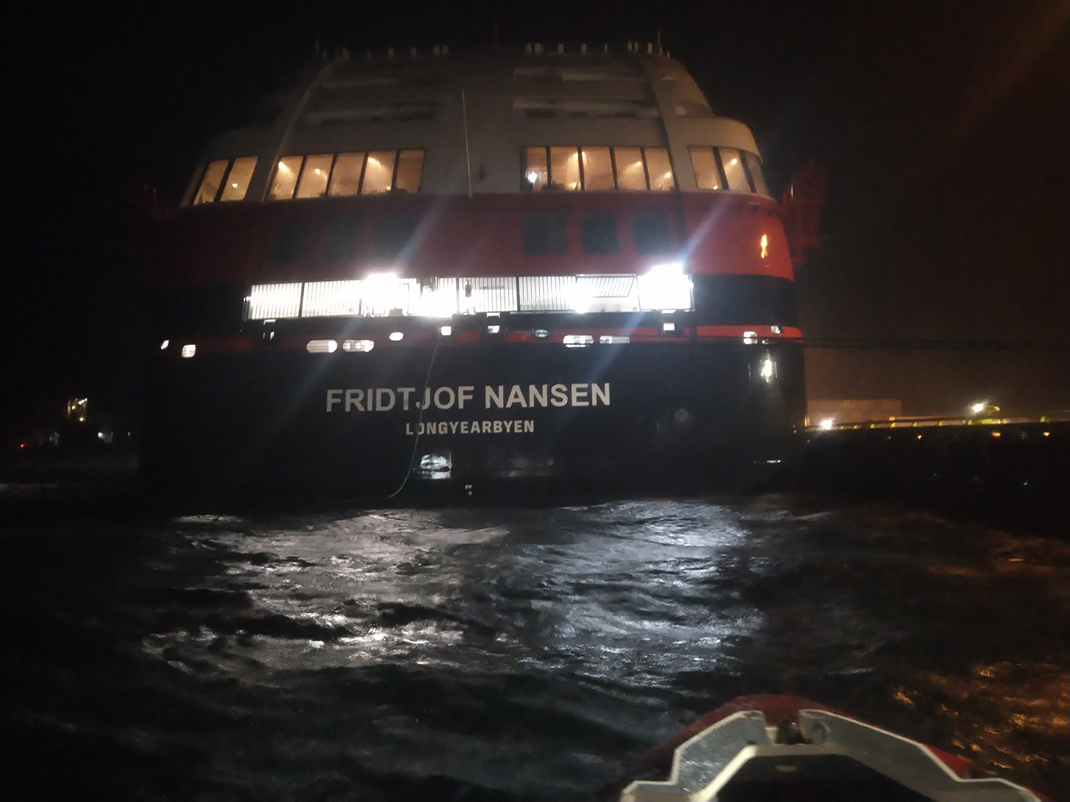 Redningsskøyta Bergen Kreds har bistått Hurtigruten sitt skip Fridtjof Nansen med å legge til kai og fortøye ved Trollebø kai i Måløy etter grunnstøting natt til onsdag.