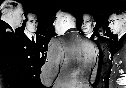 Vidkun Quisling (t.v.) i samtale med politiker i Albert Hagelin Nasjonal Samling og Reichskommisar Josef Terboven. Henrich Himmler står med ryggen til.