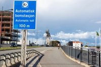 Norske bilister betalte over 12 milliarder kroner i bompenger i fjor. Nå blir redusert bompengebelastning et krav fra Frp i forhandlingene om neste års statsbudsjett.
