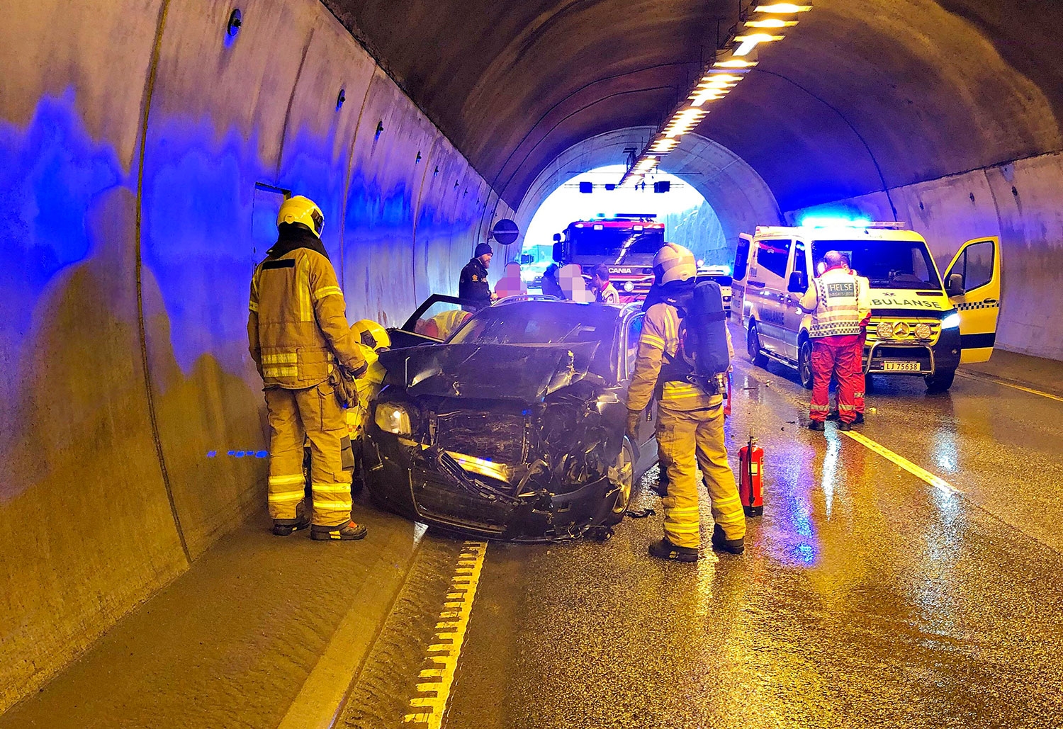 Flere biler er involvert i en trafikkulykkeulykke i Hemtunnelens sørgående løp på E18 i Re