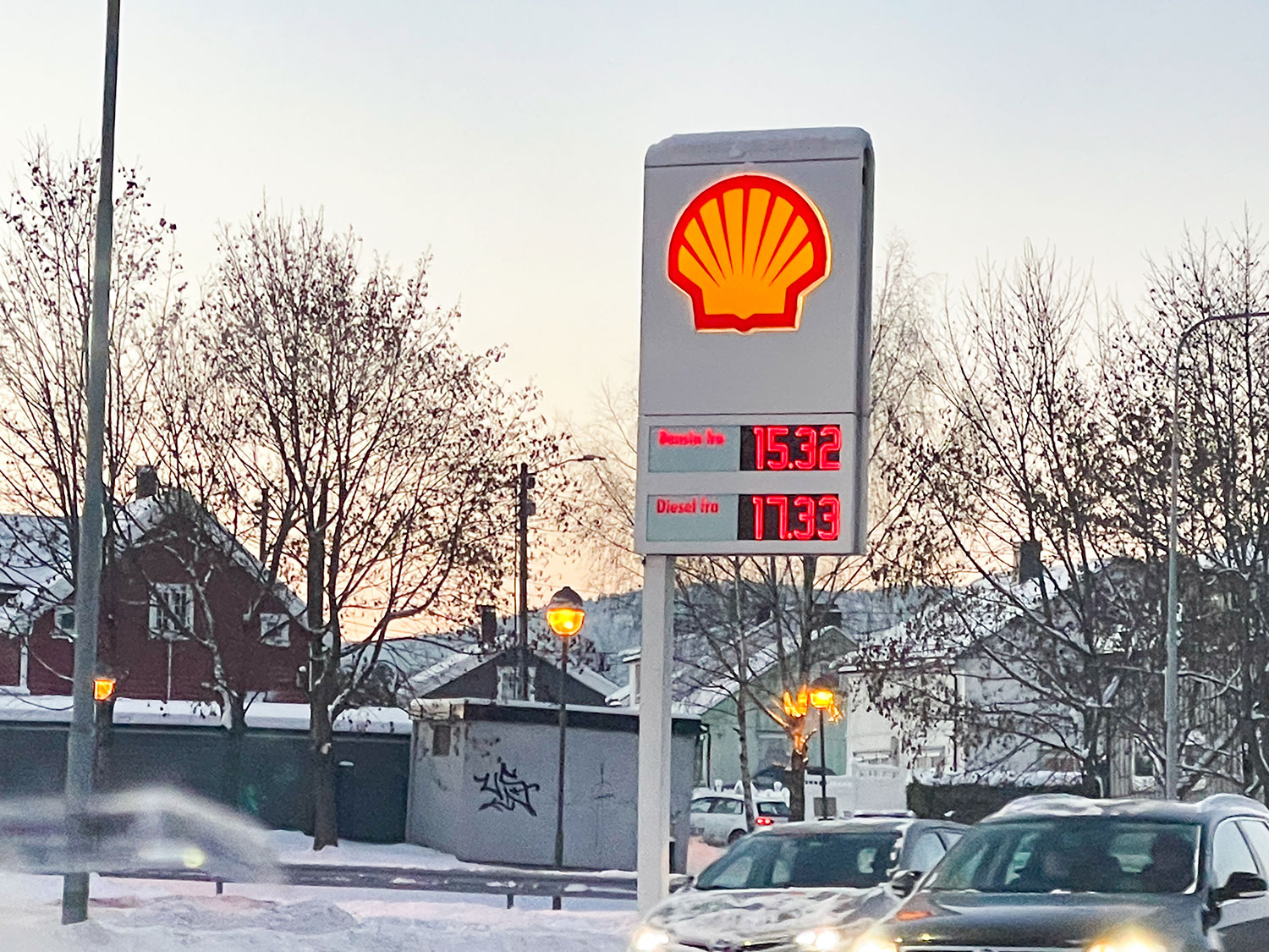 Shell i Rosenkrantzgata i Drammen kunne skilte med 15,32 kroner literen for bensin og 17,33 kroner literen for diesel torsdag 15. desember. Mange stasjoner over hele landet satte ned prisene denne ettermiddagen etter at Circle-K-kjeden inviterte til «happy hour» i tre timer torsdag.