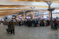 Juletrafikken kan se slik ut, men Avinor forventer ikke trengsel på storflyplassene i år.