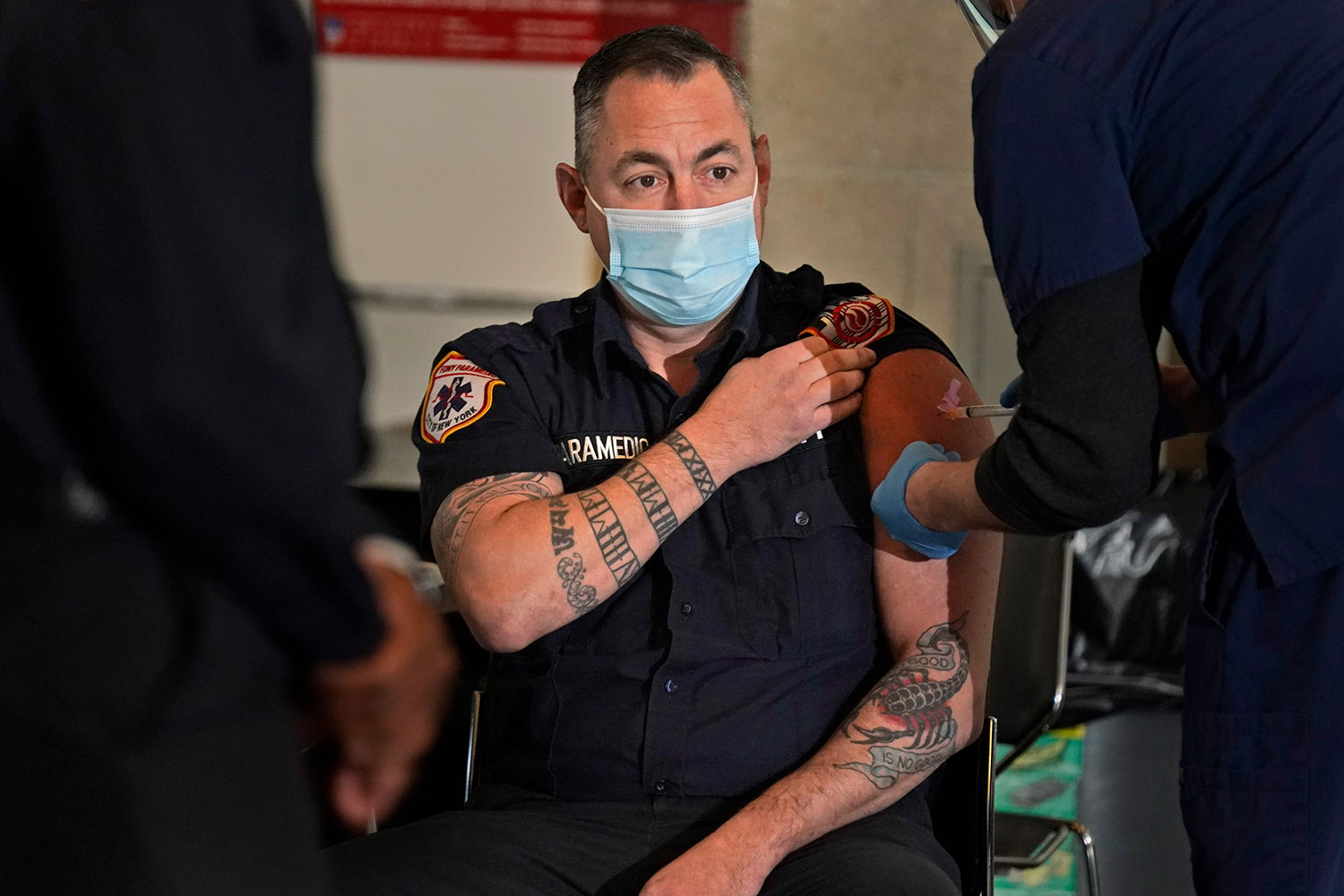 I New York ble det tidligere i høst innført et krav om at politifolk, brannfolk, renholdsarbeidere og andre kommunalt ansatte måtte kunne legge fram bevis for at de er vaksinert for å unngå å bli permittert uten lønn. På dette bildet blir en ansatt i brannvesenet vaksinert mot koronaviruset.