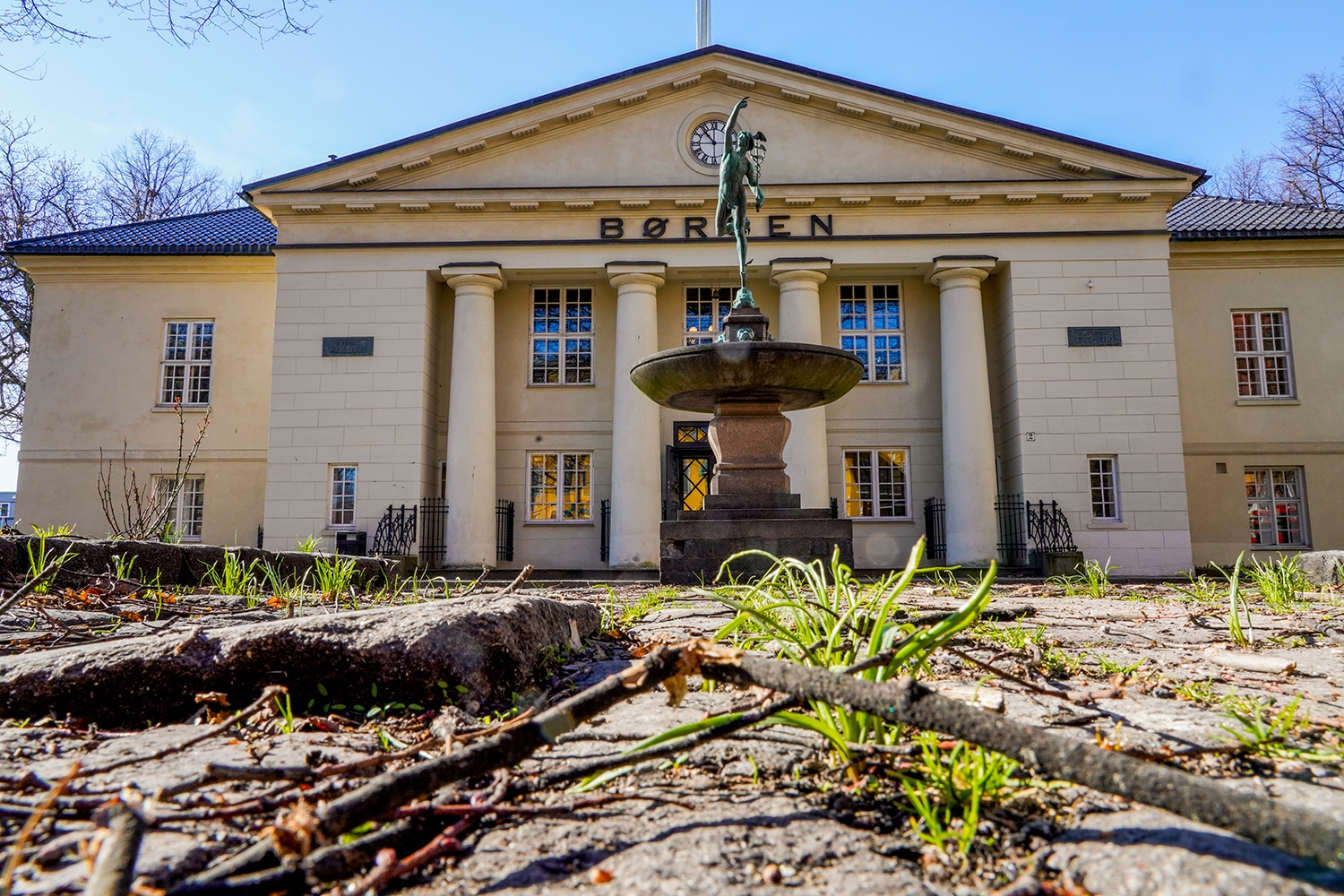 Allerede noen minutter etter handelsstart mandag, var tallene blodrøde på Oslo Børs.