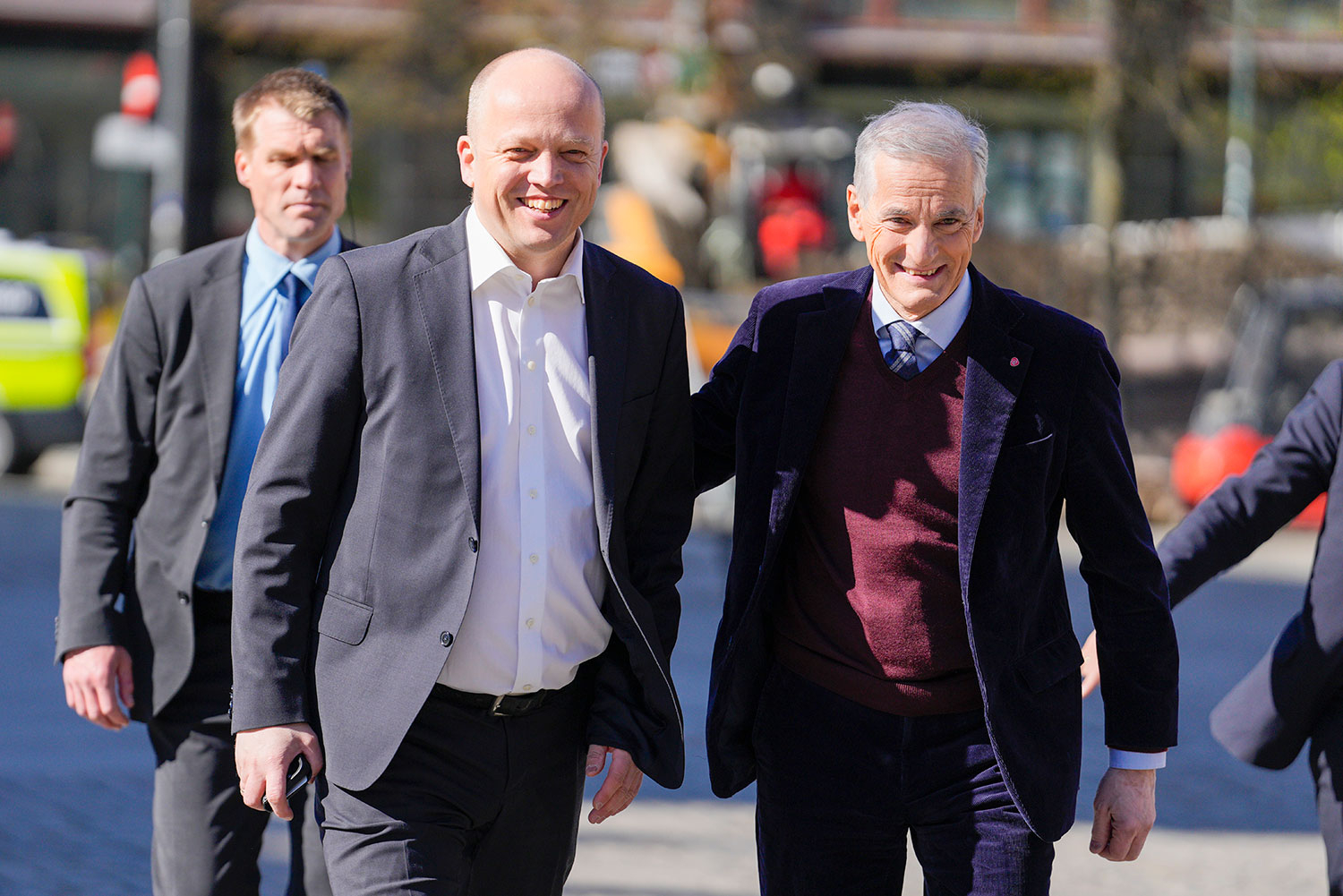 Statsminister Jonas Gahr Støre og finansminister Trygve Magnus Slagsvold Vedum (Sp) åpner pengesekken og sprøyter ytterligere 56 milliarder oljekroner inn i norsk økonomi.